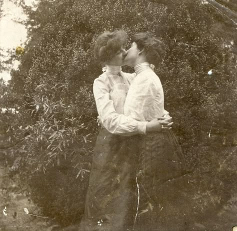 Vintage Lesbian, Woman Loving Woman, Lesbian Art, Old Love, Historical Art, A Kiss, Vintage Girls, Aesthetic Vintage, Hopeless Romantic