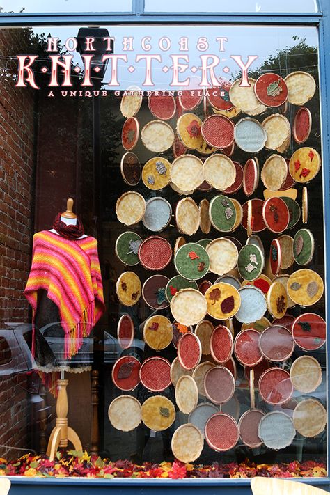 Crochet Window Display, Textile Window Display, Recycled Window Display, Creative Window Display Ideas, Art Store Window Displays, Sewing Shop Window Display, Interior Design Window Display, Fall Store Window Displays Retail, Embroidery Shop Display Ideas