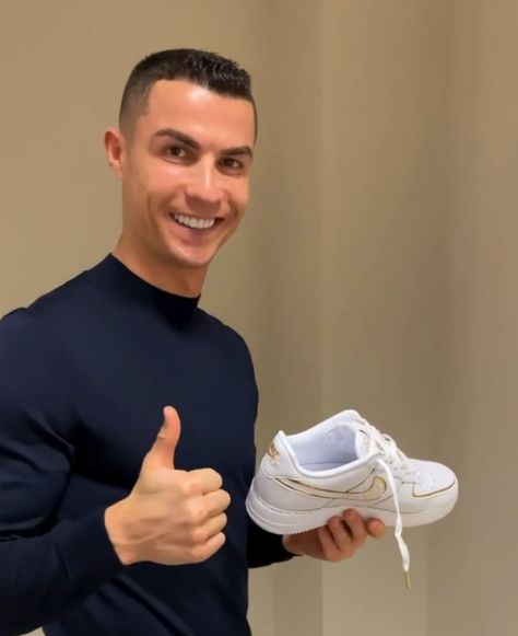 Watch #CristianoRonaldo unbox his own #Nike shoes. Ronaldo News, Cr Ronaldo, White And Gold Shoes, Cristiano Ronaldo Style, My Birthday Month, Art Sport, White Shoes Men, Ronaldo Cristiano, Cr7 Ronaldo