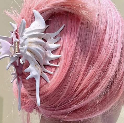 Obsessed with yvmin esp this upcoming shell claw clip Metal Claw Clip, Metal Hair Clip, Cherry Hair, Metal Hair, Ribbon Bow, Claw Clip, Conch, Hair Claw, Ever After