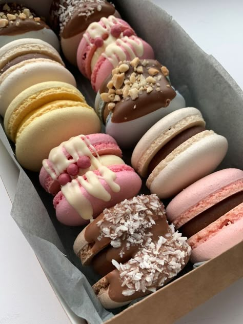 Macaron Aesthetic, Pretty Dessert, Food Therapy, Yummy Comfort Food, Sweet Snacks Recipes, Food Drinks Dessert, Cute Desserts, Food Obsession, Cafe Food