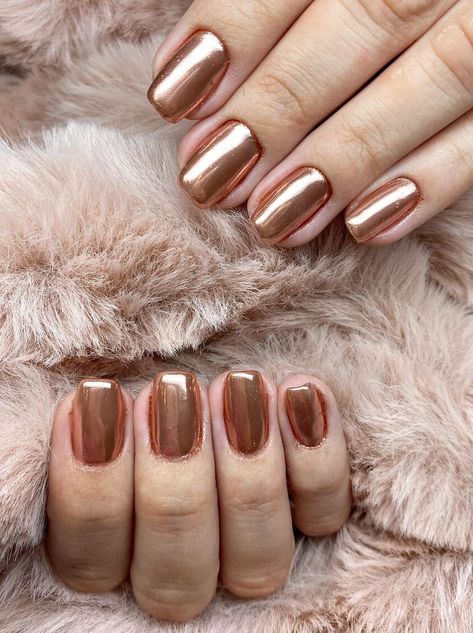 Shining chrome rose gold nail polish on short square nails Chrome November Nails, Fall Nail Chrome Colors, Copper Metallic Nails, September Nails Chrome, Dark Rose Gold Nails, Rose Gold Short Nails, Chrome Rose Gold Nails, Gold Dipped Nails, Dip Chrome Nails