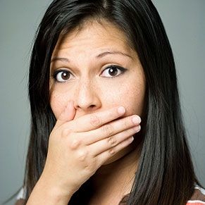 Forget fancy mouthwashes and mini-mints. Keep your mouth clean with a  healthy diet that will reduce bacteria and plaque--the culrpits of bad  breath. Cold Sore Prevention, Garlic Breath, Causes Of Bad Breath, Prevent Bad Breath, Bad Breath Remedy, Canker Sore, Cold Sores Remedies, Cold Sore, Belleza Natural