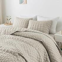 Beige Quilt, Quilt Bedding Sets, Cama King Size, Quilted Blanket, Work Space Decor, Comforter Bed, Coverlet Bedding, King Size Quilt, Sectional Sofa Couch