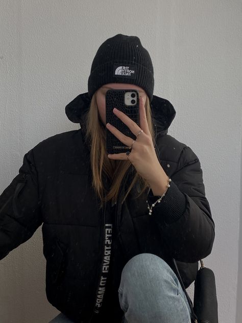 North Face Aesthetic, Black Beanie Outfit, Nort Face, North Face Hat, Beanie Outfit, Hat Aesthetic, North Face Girls, Cold Outfits, Cute Lazy Outfits