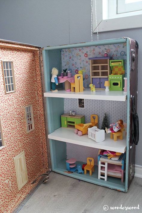 Homemade Dollhouse, Suitcase Dollhouse, Grass Hopper, Diy Suitcase, Girls Dollhouse, Diy Barbie Furniture, Old Suitcases, Mini Doll House, Dollhouse Ideas