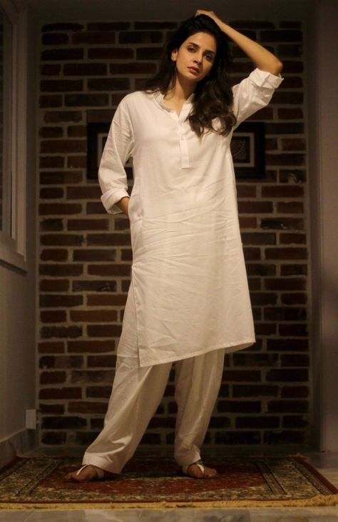 Pathani For Women, Pathani Kurta Women, Pathani Salwar Suit For Women, White Coord Outfit, White Khadi Kurta, Khadi Designs, White Shalwar Kameez For Women, Pathani Suit Women, Saba Qamar