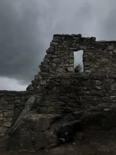 #darkaesthetics #castle #royalcore #aesthetic Castle Ruins Aesthetic, Crumbling Castle, Mysterious Castle, Scotland Aesthetic, Royalcore Aesthetic, Locked Tomb, Scary Story, Art Final, Dark Castle