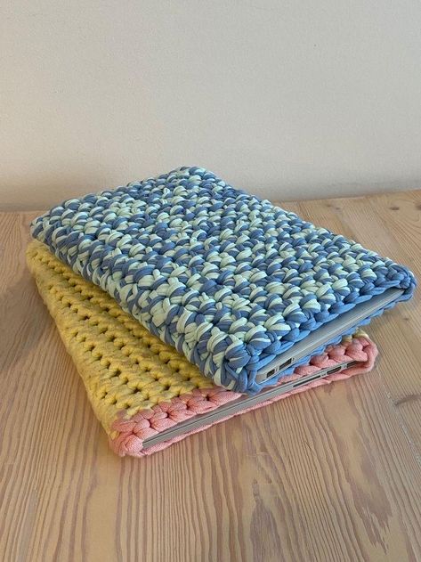 Crochet Laptop Sleeve Pattern Free, Ribbon Yarn Crochet, Ipad Sleeve Pattern, Laptop Sleeve Pattern, Laptop Case Pattern, Crochet Laptop Sleeve, Crochet Laptop Case, Crochet Case, Trendy Crochet