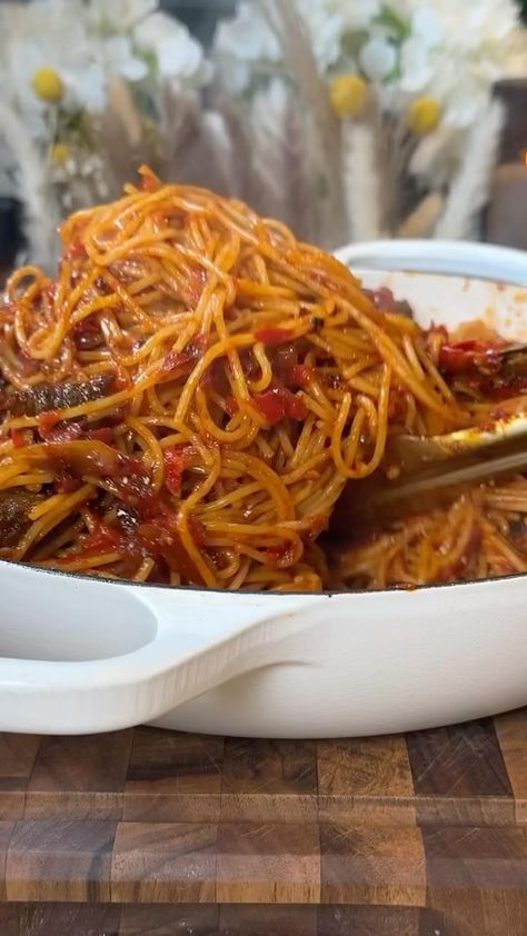 FOOD NETWORK 🥘 | @dishes_by_q Long time no pasta 😍😍 Foodies, is this your favorite pasta recipe or you love a creamy pasta? | Instagram Quick Nigerian Meals, African Spaghetti Recipe, Nigerian Food Videos, African Meals Dinners, Nigerian Pasta, Nigerian Spaghetti, Nigerian Food Ideas, Salmon Wellington Recipe, Salmon En Croute