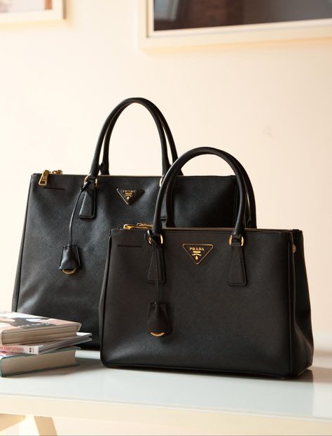 Large and small black Prada tote in saffiano leather. Popular Purses, Small Black Purse, Prada Purses, Purse Boutique, Bag Prada, Prada Saffiano, Wholesale Handbags, Black Leather Purse, Prada Handbags