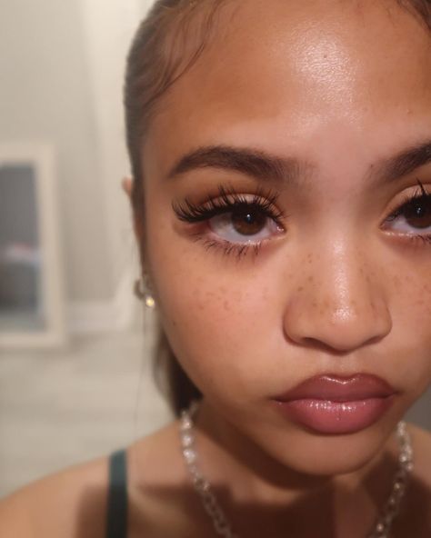 Vanessa Anne | irl🤍 | Instagram Perfect No Makeup Look, Naturally Long Eyelashes, Asian Lashes, Soft Natural Makeup, Pretty Lashes, Brown Skin Makeup, Makeup Help, Cute Makeup Looks, Mia 3