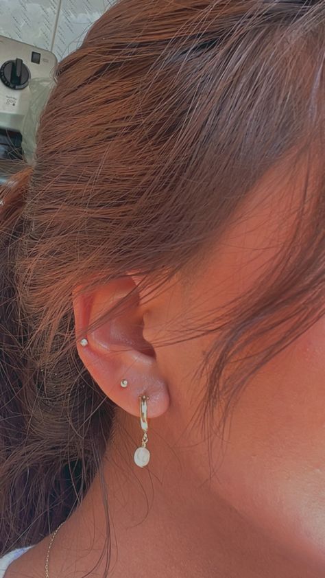 Middle Ear Piercing Stud, Mis Helix Piercing, Mid Lobe Piercing, Upper Lobe Piercing Ideas, Double Percinings Ear Ideas, Mid Ear Piercing, Mid Helix Piercing Ideas, Double Mid Helix Piercing, Lower Helix Piercing