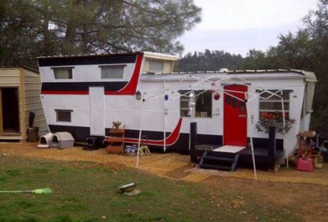 1954 Pacemaker Bi-level Mobile Home Remodel - Exterior paint complete Mobile Home Remodel Exterior, Two Story Mobile Homes, Vintage Mobile Home, Mobile Home Remodel, Remodel Mobile Home, Motorhome Interior, Mobile Home Makeovers, Recycled House, Media Room Design