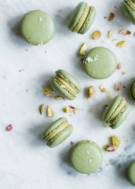 Kue Macaroon, Chocolate Pistachio, Broma Bakery, White Chocolate Ganache, Macaron Recipe, Green Food Coloring, French Macarons, Chocolate Cream, Vegetarian Chocolate