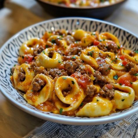 Cheeseburger Tortellini - Hamburger Tortellini Recipes, Cheeseburger Tortellini, Cheesy Tortellini, Cheesy Hashbrown Casserole, Chicken Ranch Pasta, Alfredo Lasagna, Chicken Alfredo Bake, Tortellini Recipes, Chicken Pasta Bake