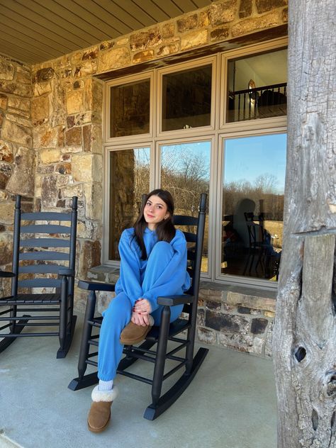 Log Cabin Outfits, Cozy Cabin Photoshoot, Cabin Poses, Cabin Instagram Pictures, Cabin Photoshoot Photo Ideas, Cabin Aesthetic Outfit, Cabin Pictures Instagram, Cozy Cabin Outfit, Cabin Outfit Winter