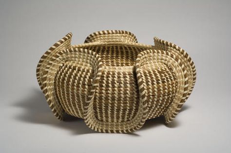 Mary Jackson and the Sweet Grass Basketry . MacArthur Fellow Water Themed Crafts, Sweet Grass Baskets, Sweetgrass Basket, Basket Art, Native American Baskets, Basket Weaver, Basket Weaving Patterns, A Tisket A Tasket, Grass Basket