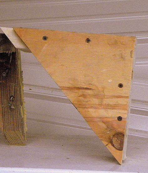 how to make 'free' brackets for sturdy shelves Diy Wooden Shelves, Wooden Shelf Brackets, Diy Shelf Brackets, Wood Shelf Brackets, Wall Shelf Brackets, Plywood Shelves, Shelf Furniture, Diy Garage Shelves, Wooden Bookcase