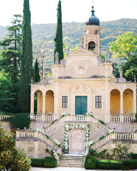 PALAZZOEVENTI Wedding Agency on Instagram: “Villa Arvedi with magnificent labyrinth gardens and elegant halls is located close to Verona and can accommodate up to 300 guests. It was…” Verona Wedding, Labyrinth Garden, Tmax Yamaha, Italian Garden, Wedding Dinner, Italian Wedding, Italy Wedding, Wedding Flower, Labyrinth