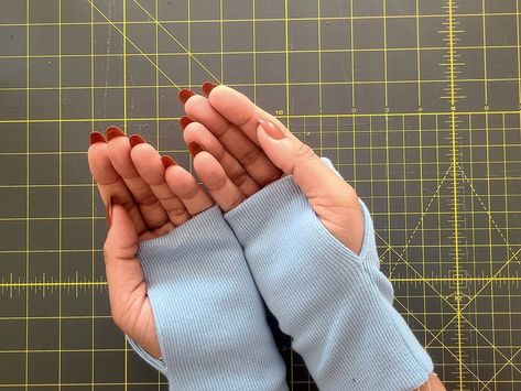 Creating Ribbed Cuffs with Thumb Opening! – OLFA.com Diy Thumb Holes Long Sleeve, Thumb Hole Sleeve, Modified Clothing, How To Upcycle Clothes, Thrift Store Upcycle, Knit Shirts, Garment Sewing, Clothes Making, Upcycle Sewing