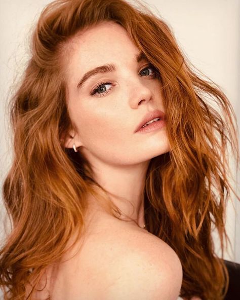 Alexina graham Alexina Graham, Red H, Natural Red Hair, Female Character Inspiration, Victorias Secret Models, Victoria Secret Angels, Victoria Secret Fashion Show, Beauty Icons, Jean Paul Gaultier