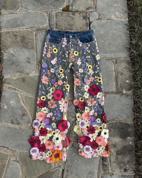 Flower Embroidery Pants, Flower Jeans Outfit, Embroidery Inspiration Jeans, Hand Embroidery Jeans, Flower Pants Outfit, Diy Lace Jeans, Pants With Flowers, Cat Fursona, Creative Jeans