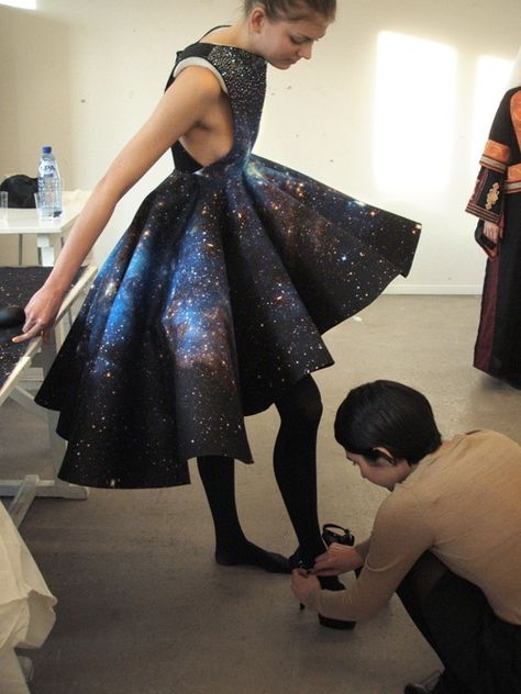 Galaxy print (omg...those galaxy print Doc Martens would be RAD with this dress & y'all KNOW I would wear it!!!) Futuristic Designs, Space Dress, Galaxy Dress, Galaxy Theme, Fashion School, Garden Party Dress, Galaxy Print, Futuristic Fashion, Wardrobe Inspiration