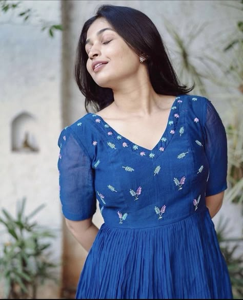 Blue Color Frock Design, Unique Kurti Patterns, Hand Designs For Frocks, Embroidery Frocks For Women, Designer Frocks For Women, Neck Designs For Frocks, Simple Cotton Frocks For Women, Cotton Frocks For Women, Churidar Design