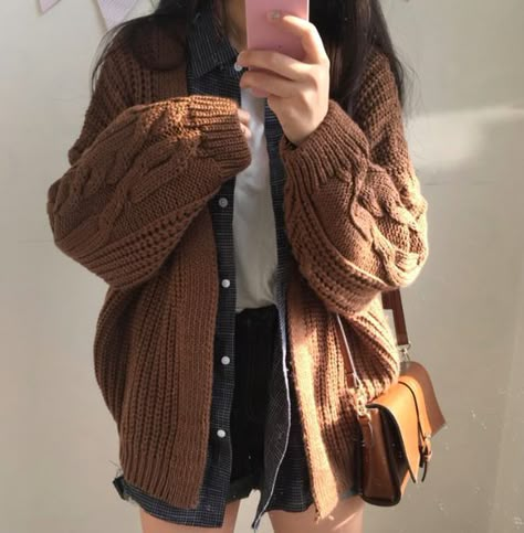 Pinterest// painting_lines Mode Harajuku, College Casual, Fall Knit Sweater, Vogue Knitting, K Fashion, Grunge Look, Korean Fashion Trends, Indie Outfits, Mode Inspo