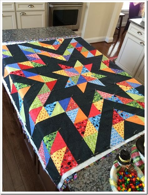 Colchas Quilting, Half Square Triangle Quilts Pattern, Triangle Quilt Pattern, Colorful Quilt, Jelly Roll Quilt Patterns, Scrappy Quilt Patterns, Half Square Triangle Quilts, Quilt Square Patterns, Quilt Care