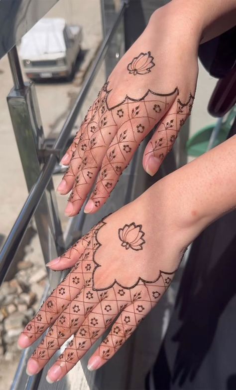 henna designs, mehndi designs, simple henna designs, henna designs for kids, henna designs 2023, henna Designs For hand, henna designs back hand, henna designs front hand, henna designs Arabic, simple henna designs for hands Henna Designs Top Hand, Modern Henna Designs Fingers, Back Of Hand Henna, Mehndi 2024, Aesthetic Mehandi, Dainty Henna, Mehendi Aesthetic, Minimal Henna Designs, Aesthetic Mehndi Designs