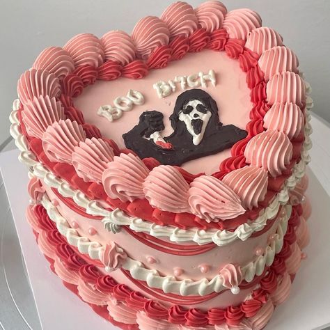 Scream Halloween Cake, Scary Cakes Birthdays, Creepy Halloween Cakes, Ghostface Cake Ideas, Ghostface Birthday Cake, Halloween Vintage Cake, Red Vintage Heart Cake, Scream Movie Cake, Halloween Birthday Cakes For Women