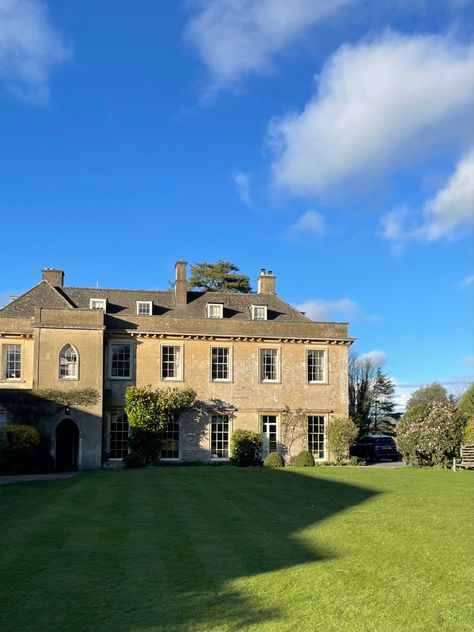 Posh Country Aesthetic, Old Money House England, Old Money Country House, British Upper Class Aesthetic, Posh British Aesthetic, British Old Money Aesthetic, England House Aesthetic, British Home Exterior, British Countryside House