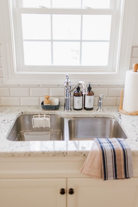 Cute Kitchen Sink Organization, Clean Sink Aesthetic, Small Kitchen Sink Organization, Sinks Kitchen Decor, Dish Sink Organization, Minimalist Kitchen Sink Organization, Aesthetic Kitchen Sink Area, Aesthetic Sink Kitchen, Kitchen Sink Countertop Organization