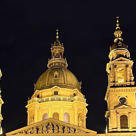 𝑅𝒶𝒸𝒽𝑒𝓁 𝒞𝓇𝒶𝓌𝓁𝑒𝓎 on Instagram: "Budapest looking pretty in the night time 🌃" Night Time, Budapest, Travel, On Instagram, Instagram