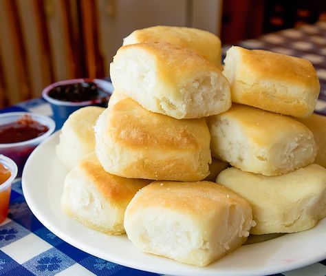 Loveless Cafe Biscuits Recipe, Loveless Cafe Recipes, Loveless Cafe Nashville, Rustic Coffee Shop, Backyard Cafe, Cafe Recipes, Loveless Cafe, Fluffy Biscuits, Biscuit Recipes