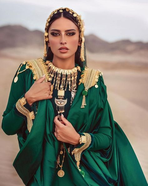 Saudi Arabia Clothing, Arabic Clothing, Party Outfits Night, Arabian Women, 70s Outfits, Arab Beauty, Easy Costumes, Arab Women, Party Outfits