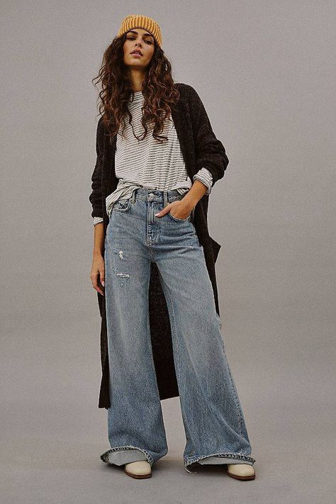 High Rise Wide Leg Jeans Outfit, Wide Leg Jeans Winter, Wide Jeans Outfit, How To Wear Wide Leg Jeans, Wide Leg Outfit, Popular Jeans, Style Wide Leg Jeans, Wide Leg Jeans Outfit, Wide Legged Jeans