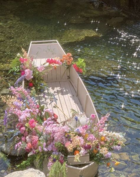 Images Terrifiantes, Taman Vintage, 숲 사진, Stone Sphere, Into The Forest, Nothing But Flowers, Pretty Landscapes, Flower Therapy, Row Boat