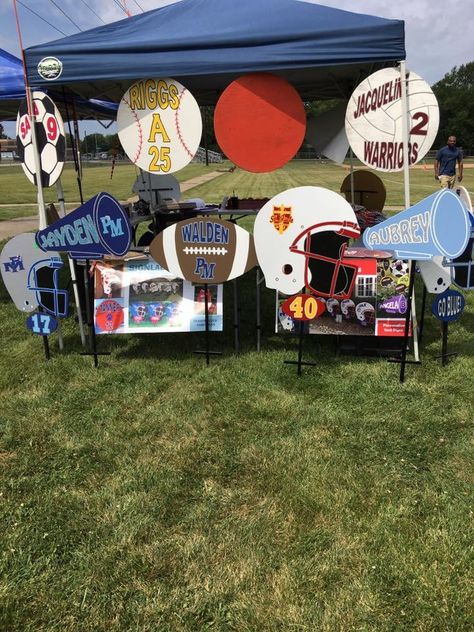 Football Helmet Yard Signs, Sports Yard Signs School Spirit, School Spirit Wood Signs, Sports Yard Signs, Football Yard Signs, School Spirit Crafts, Football Diy, Spirit Signs, Football Homecoming