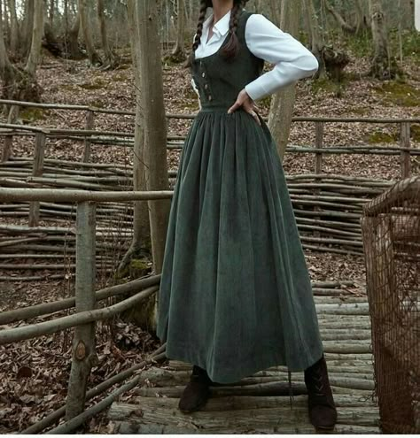 Awae Inspired Dresses, Witchy Dresses Modern, Long Circle Skirt Outfit, Olden Days Outfits, 1870s Dress Casual, Prarie Core Aesthetic, 1800s Dresses Casual, Vintage Cottagecore Dress, Everyday Dresses Casual