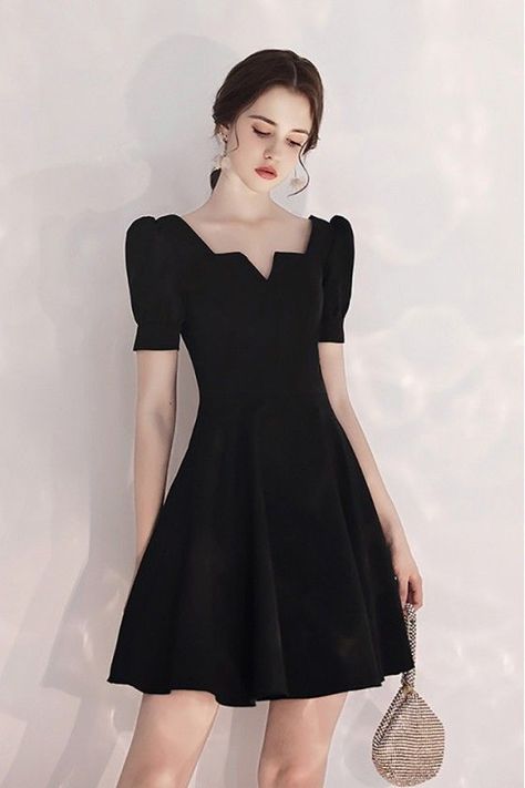 Party Dress For Young Women, Class Dress Classy, Classy Dresses Elegant Formal Short, Black Dress Elegant Short, Short Black Dress Outfit Party, Black Dress Classy Short, Black Dress For Graduation, Black Party Dress Short, Party Dresses For Teens