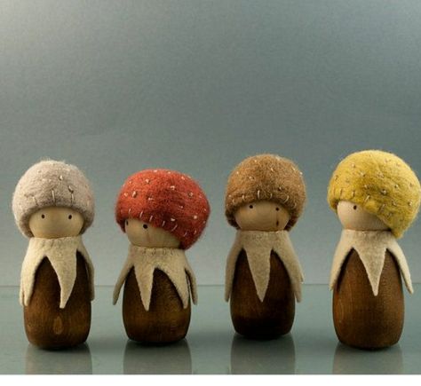 Needle felting. Peg people, wood and felt provide. Tovad Ull, Waldorf Crafts, Wood Peg Dolls, Peg People, Clothespin Dolls, Nature Table, Waldorf Toys, Peg Doll, Waldorf Doll