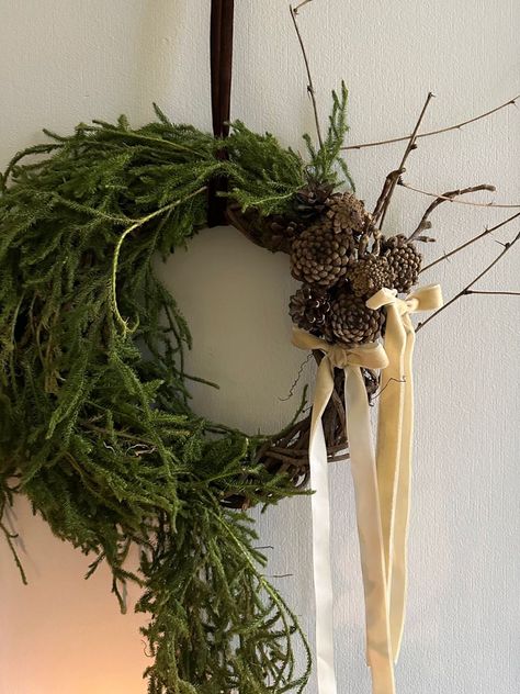 Minimal Wreath, Deco Christmas, Unique Floral Arrangements, Minimalist Christmas Tree, Minimal Christmas, December 23, Christmas Deco, Tis The Season, Winter Decor