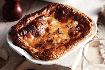 Steak And Kidney Pie.  I would be interested to try this ... at least once. Kidney Pie Recipe, Harry Potter Themed Food, Harry Potter Feast, Harry Potter Dinner, Kidney Pie, Harry Potter Cookbook, Steak And Kidney Pie, Beef Chuck Steaks, Harry Potter Parties Food