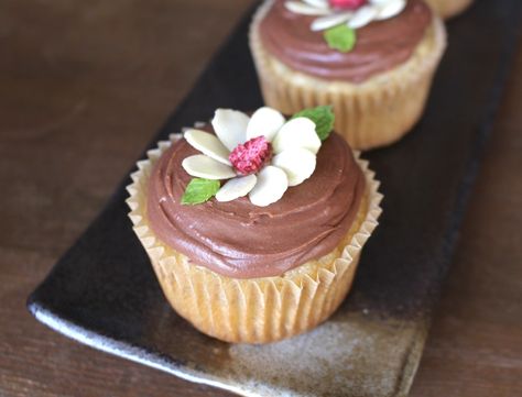 Cupcakes With Chocolate Frosting, Chocolate Rolls, Corn Cupcakes, Cupcakes With Chocolate, Banana Cupcakes, I Am Baker, Chocolate Roll, Vegan Dark Chocolate, Vegan Cupcakes