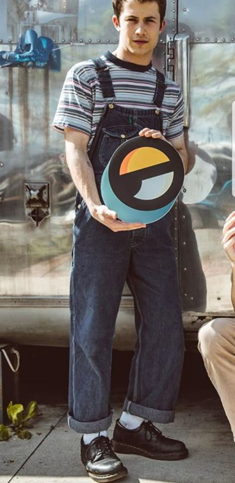 Queer Overalls Outfit, Overall Mens Outfits, Mens Overalls Outfits Aesthetic, Overall Streetwear, Overalls Reference, Overalls Men Fashion 90s, Men’s Overalls, 90s Dungarees Outfit, Men’s Overalls Outfit