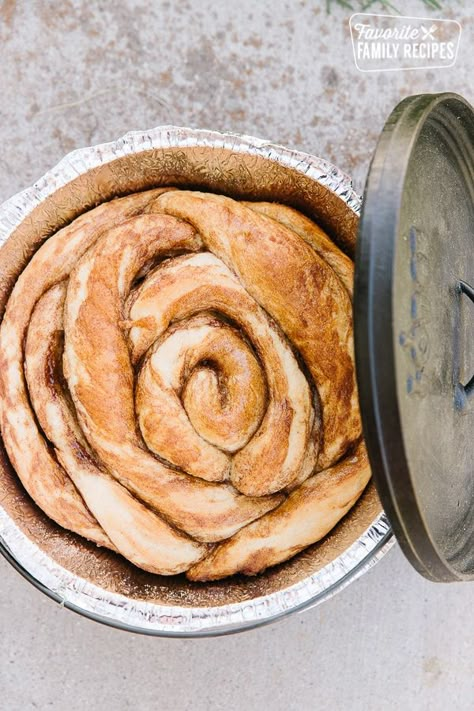 The delicious Dutch Oven Cinnamon Roll can be cooked over coals on a campout or right in the oven at home. Oven Dessert Recipes, Dutch Oven Dessert, Dutch Oven Dessert Recipes, Dutch Oven Breakfast, Dutch Oven Desserts, Dutch Oven Recipes Cast Iron, Dutch Oven Camping Recipes, Oven Bread, Dutch Oven Camping