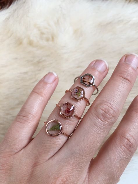 Resin leaf in silver ring, handmade by B.shiny on Instagram #resin #silver #ring #leaf #flowers #handmade #bshiny Silver Resin Jewelry, Resin Flower Ring, Resin Rings Diy, Resin Ring Ideas, Resin Jewellery Ideas, Diy Resin Ring, Epoxy Ring, Doctor Jewelry, Resin Leaf